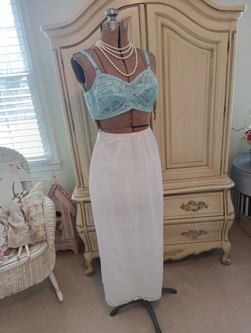 VINTAGE UNWORN "SHADOWLINE" LONG HALF SLIP W/ STUNNING BACK LACE TRIMMED SLIT! - Picture 6 of 11